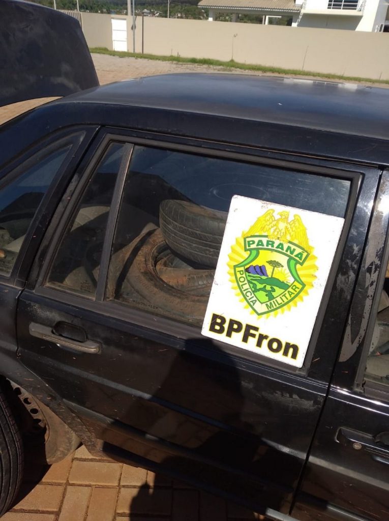 BPFron apreende pneus contrabandeados em veículo em Capitão Leônidas Marques