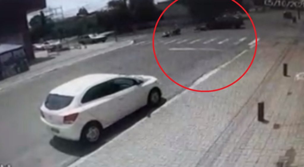 Câmera flagra colisão entre carro e moto no Jardim Consolata; uma mulher ficou ferida neste acidente