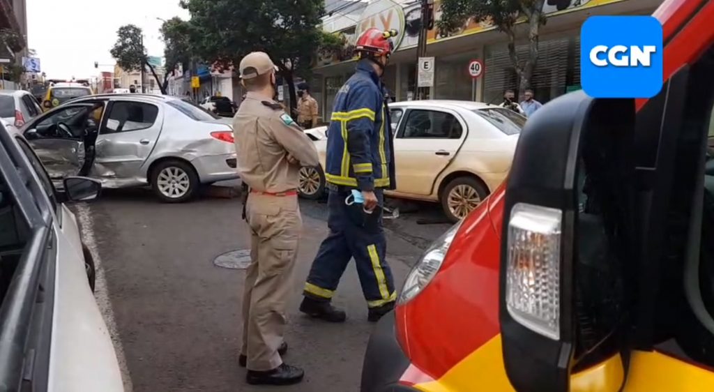 Carros se envolvem em forte colisão entre as Ruas Paraná e Sete de Setembro