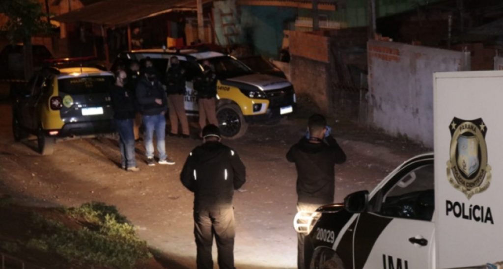 Jovem de 20 anos é morto a tiros dentro de casa