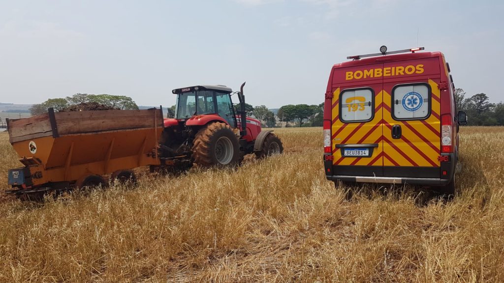 Homem sofre queda de trator em área rural de Cascavel e quebra a perna Homem sofre queda de trator em área rural de Cascavel e quebra a perna