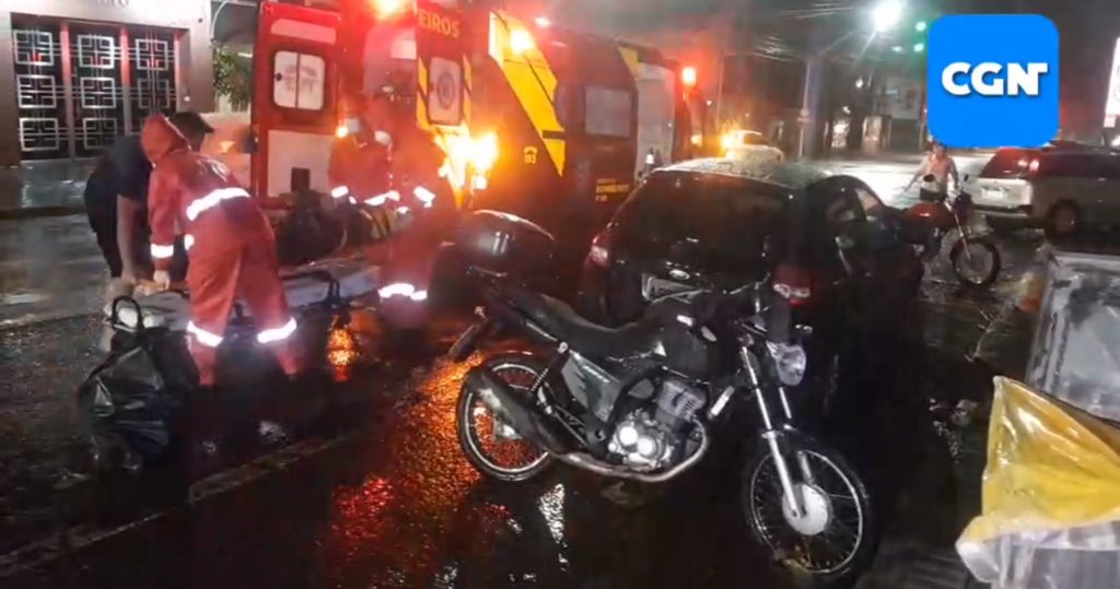 Colisão entre dois carros seguida de queda de moto mobiliza equipe do Siate no Centro de Cascavel