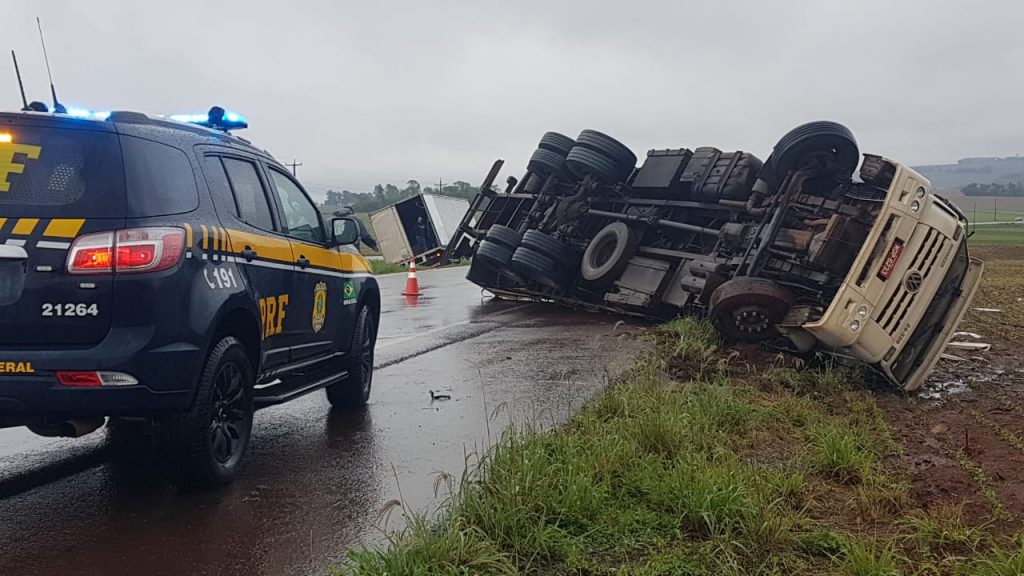 Dois caminhões saem da pista e um deles tomba na rodovia 467 Dois caminhões saem da pista e um deles tomba na rodovia 467