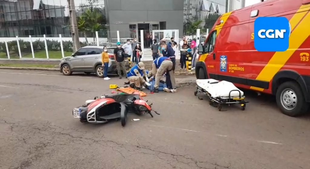 Motociclista fica ferida em forte colisão com carro na Rua Nereu Ramos e é levada ao HUOP
