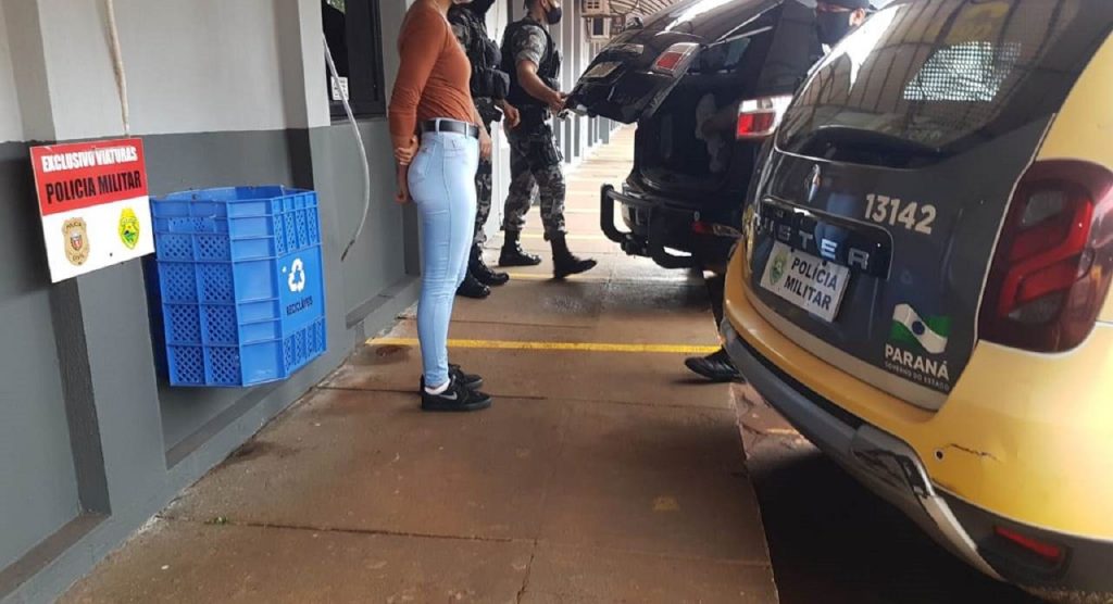 Casal é encaminhado para a 15ª SDP com arma e droga
