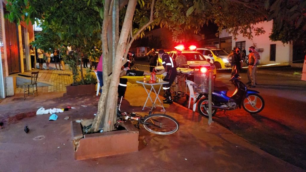 Jovem de 20 anos é executado a tiros enquanto tomava cerveja em bar em Campo Mourão