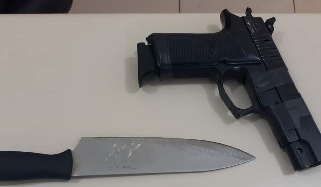 Adolescente é apreendido com faca e simulacro de pistola em colégio de Campo Mourão