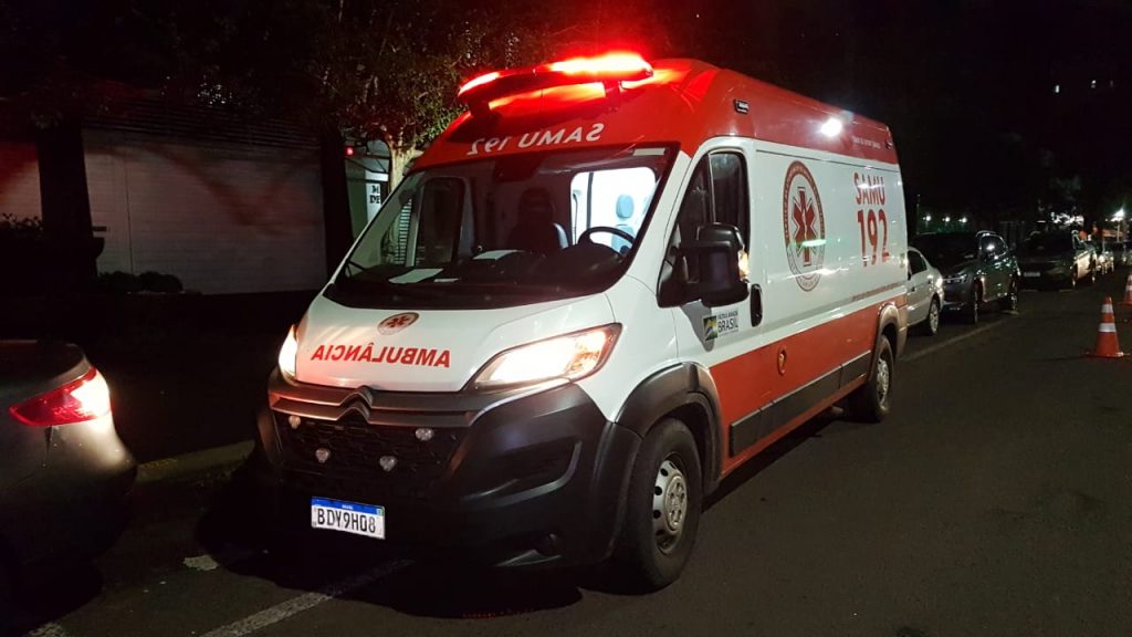 Mulher que estaria passando mal há dois dias é atendida pelo Samu em apartamento no Centro