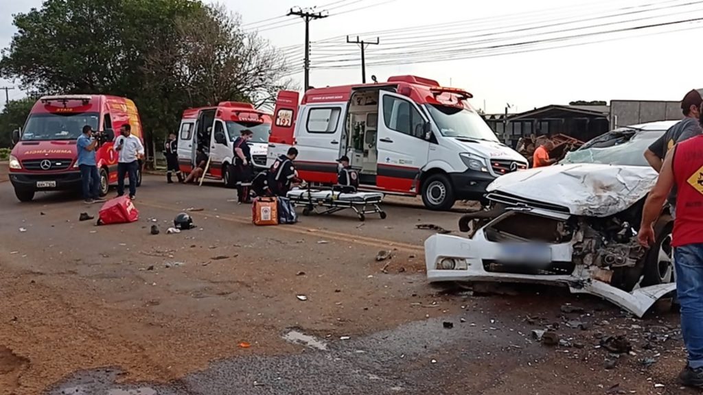 Grave acidente entre carro, caminhão, ônibus e moto fere sete na PR-158, em Campo Mourão