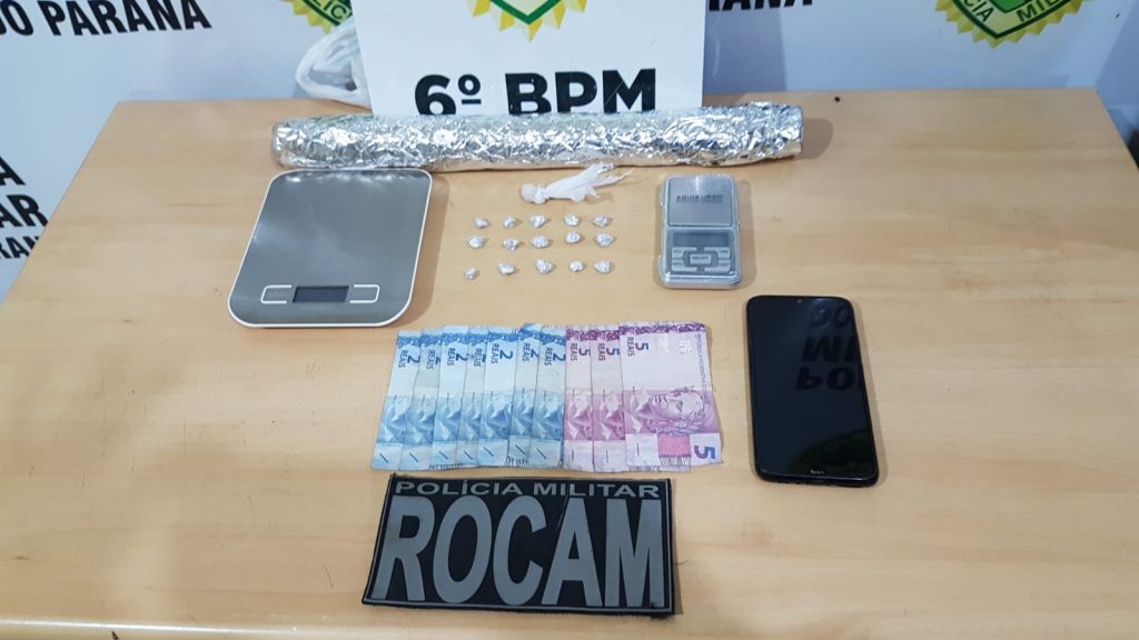 ROCAM detém dupla e apreende pedras de crack, dinheiro e balança de precisão no Bairro Santa Cruz