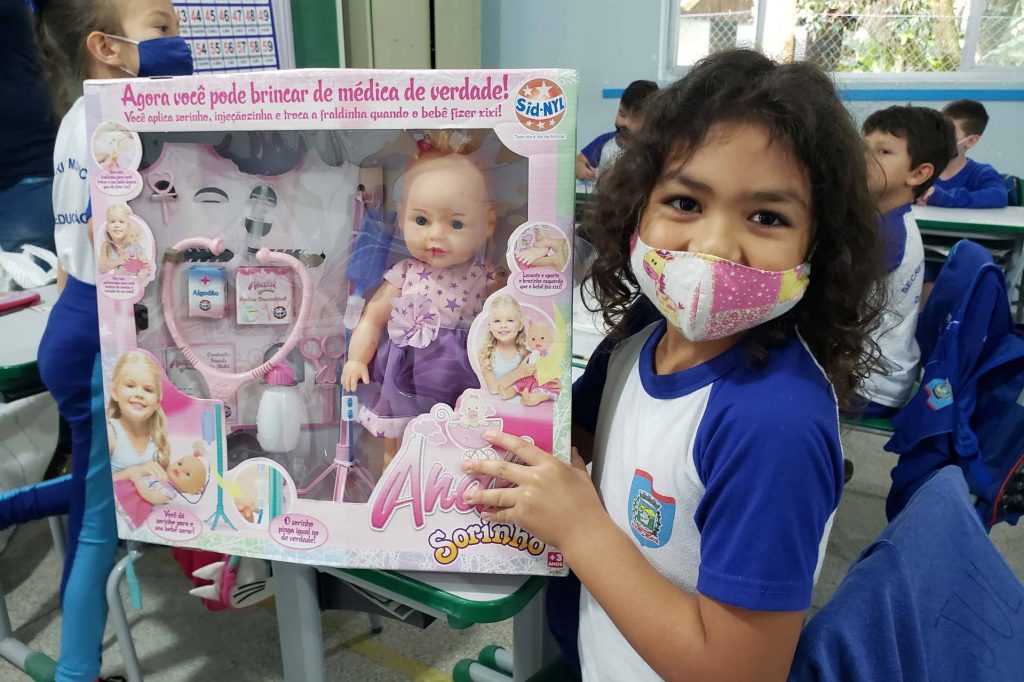 Portos do Paraná distribui brinquedos em escolas de comunidades isoladas