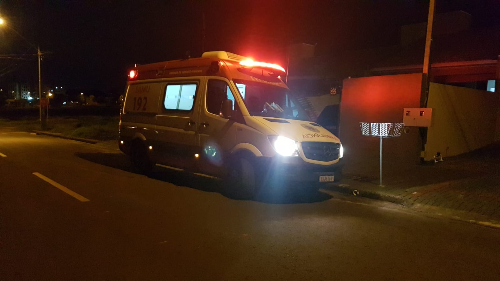 Mulher desmaia e socorristas do SAMU são acionados no Bairro Esmeralda Imagem referente a Mulher desmaia e socorristas do SAMU são acionados no Bairro Esmeralda