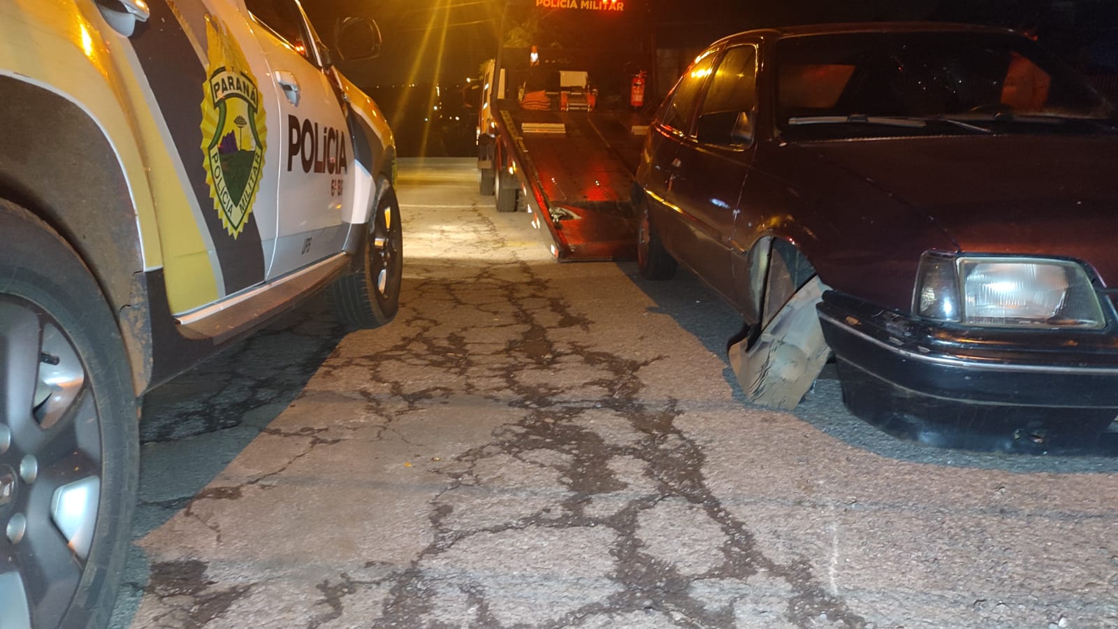 Kadett estoura pneu ao bater em meio-fio, condutor dorme dentro do carro e é abordado pela PM horas depois no Cancelli Imagem referente a Kadett estoura pneu ao bater em meio-fio, condutor dorme dentro do carro e é abordado pela PM horas depois no Cancelli
