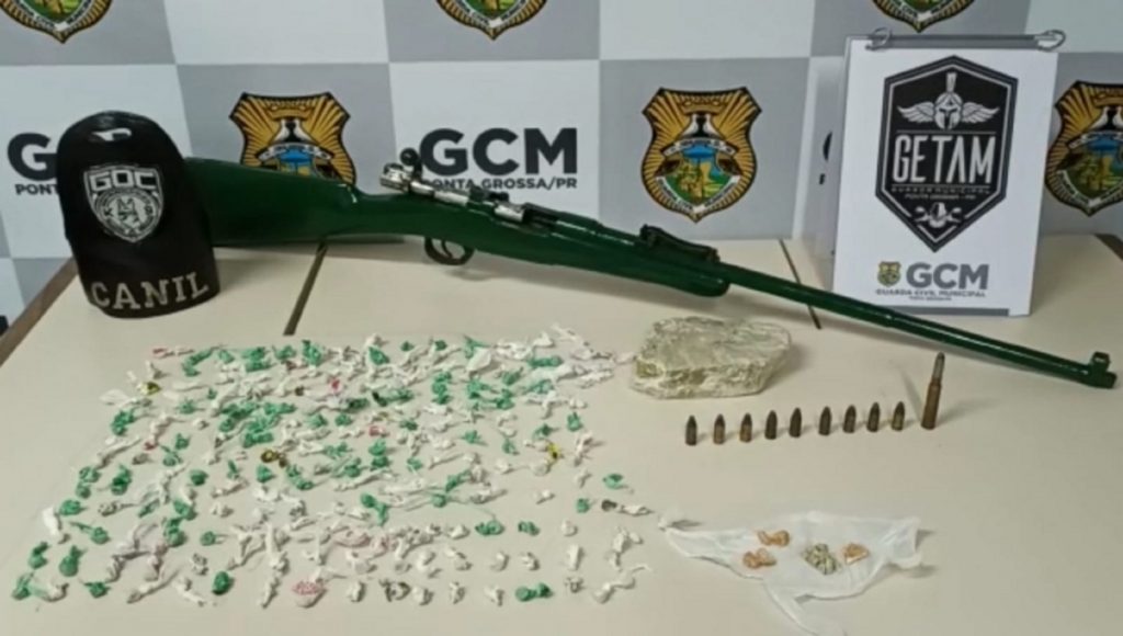 Guarda Municipal apreende fuzil, munições e drogas em Ponta Grossa Guarda Municipal apreende fuzil, munições e drogas em Ponta Grossa