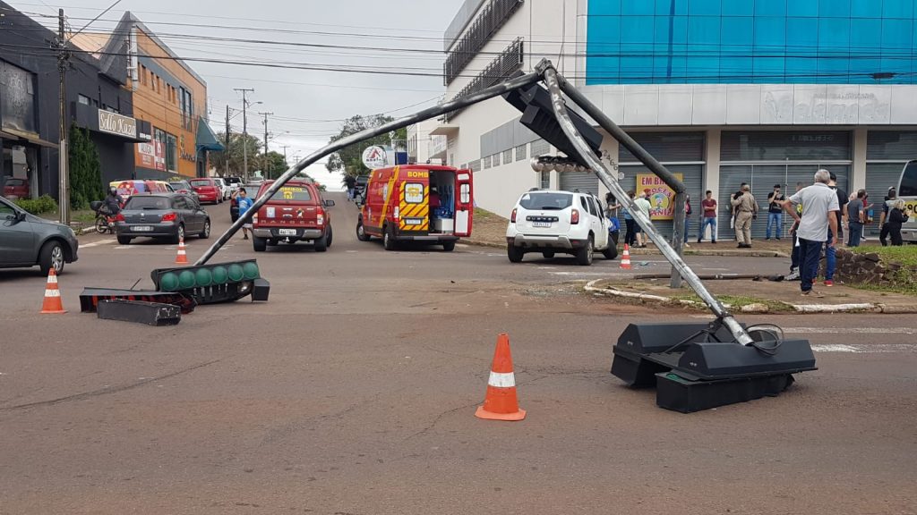Acidente na Av. Carlos Gomes atrasa ligação de semáforo no Cascavel Velho e linhas do transporte coletivo