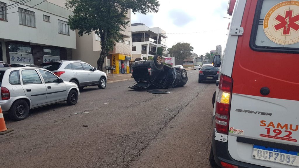 Renault Sandero capota após forte colisão no Centro de Cascavel
