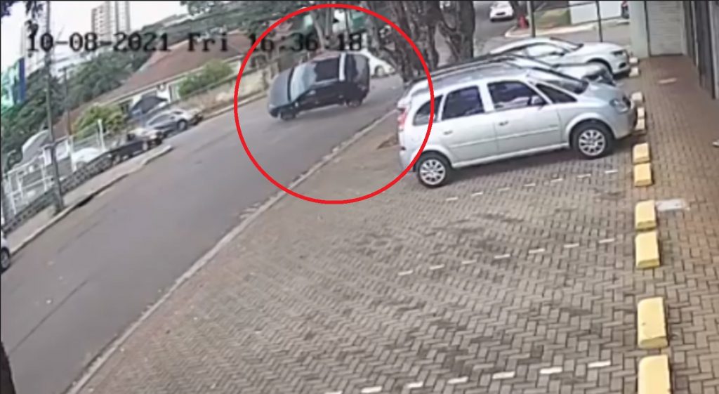 Câmera flagra exato momento de colisão seguida de capotamento no Centro de Cascavel