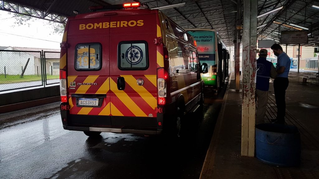 Jovem de 21 anos sofre queda ao descer de ônibus e precisa do socorro do Siate no Terminal Sul