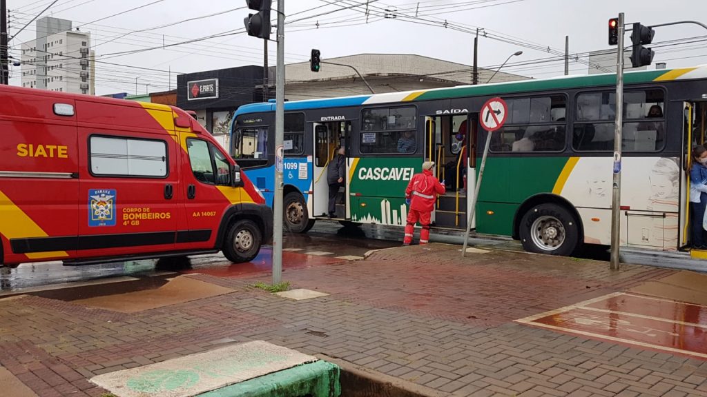 Fusion e ônibus do transporte público colidem na Avenida Brasil, no Centro