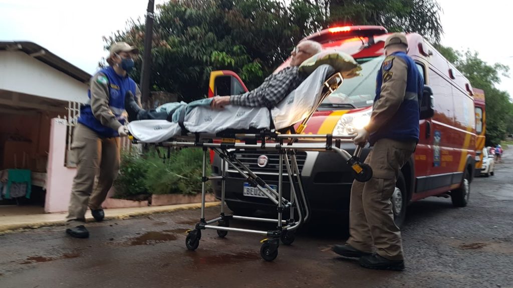 Idoso de 85 anos fica ferido ao sofrer queda em casa e precisa do socorro do Siate no Parque São Paulo
