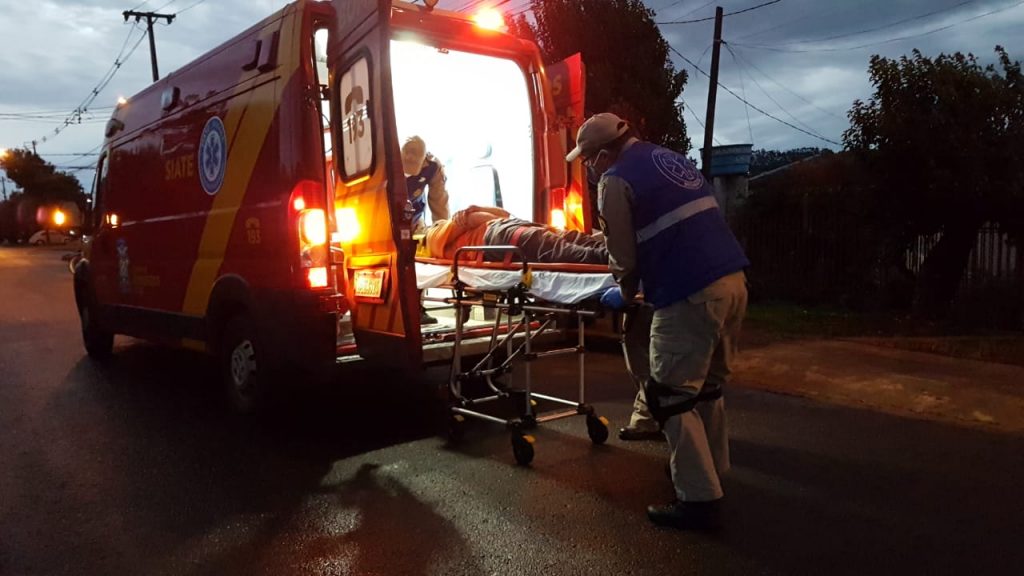 Ao tentar subir até o forro de casa, homem sofre queda e precisa do atendimento do Siate no Cascavel Velho