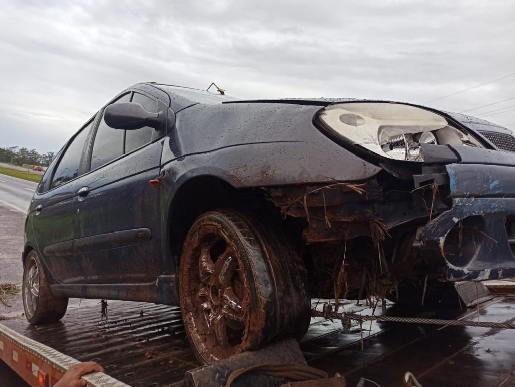 Após sair da pista e colidir em barranco às margens da BR-467, motorista é autuado pela PRF; carro foi recolhido