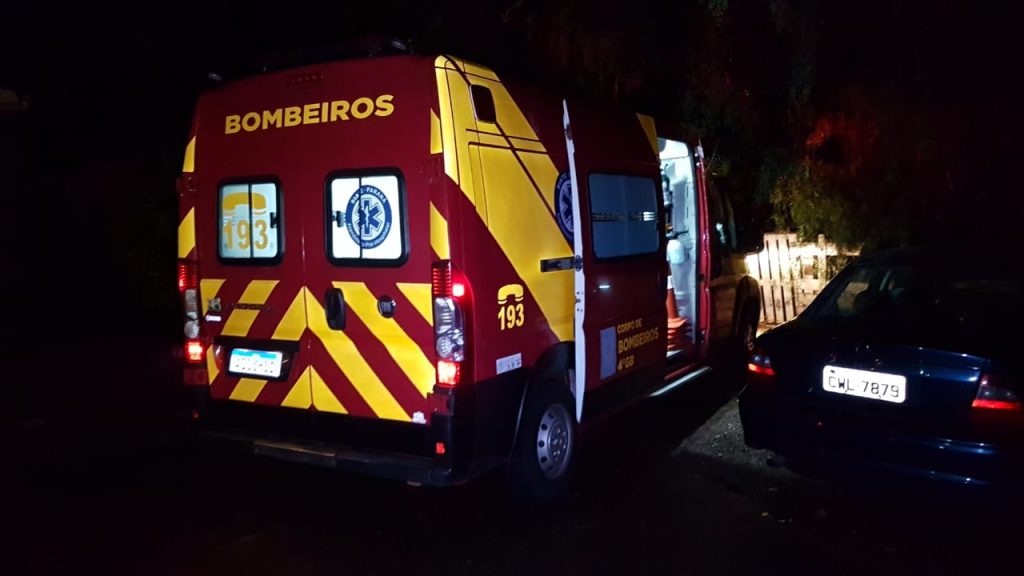 Mulher sofre queda de altura aproximada a 3 metros, fere a cabeça e precisa dos cuidados do Siate no Bairro Alto Alegre