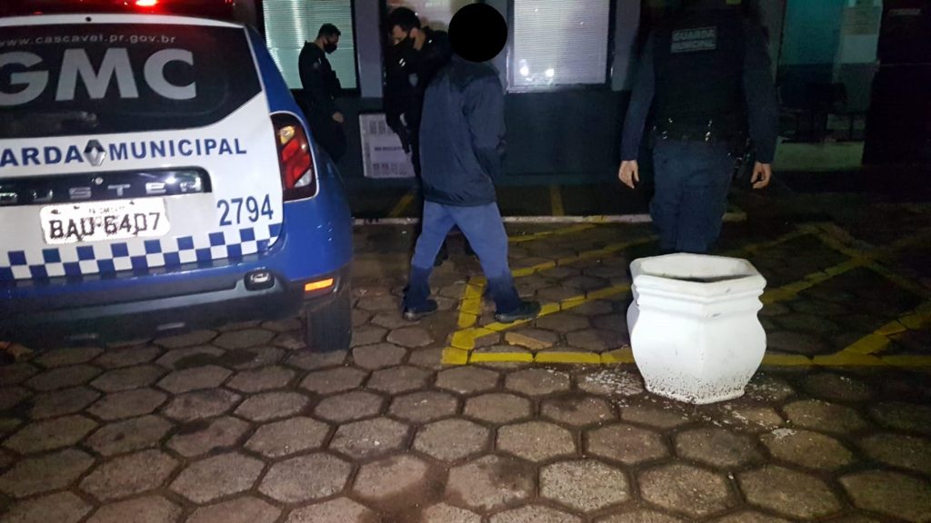 Após colidir contra a traseira de outro carro, motorista é preso pela GM e Transitar em Cascavel