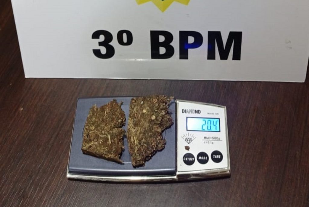 Equipe ROCAM da PM apreende adolescente e porções de maconha durante abordagem em Pato Branco