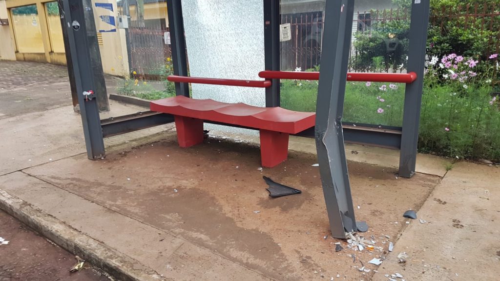 Veículo atinge ponto de ônibus no Jardim Alvorada Veículo atinge ponto de ônibus no Jardim Alvorada