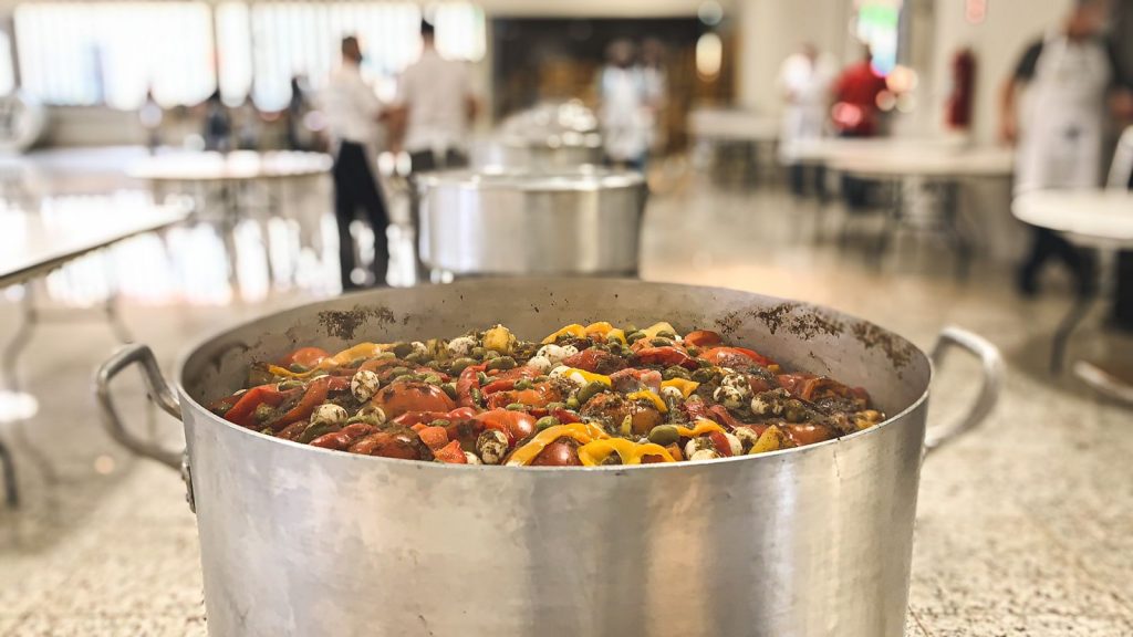 Que tal uma ovelha para este domingo? Esse é o prato do dia na 69ª Festa da Padroeira Que tal uma ovelha para este domingo? Esse é o prato do dia na 69ª Festa da Padroeira