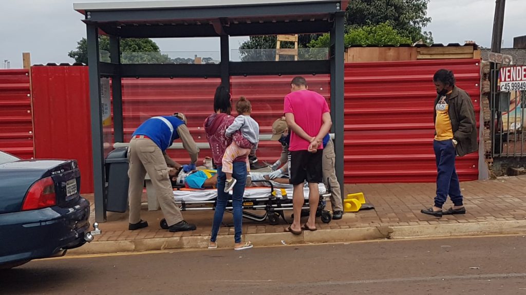 Rapaz fica ferido após colisão entre carro e moto na Rua Itália Rapaz fica ferido após colisão entre carro e moto na Rua Itália