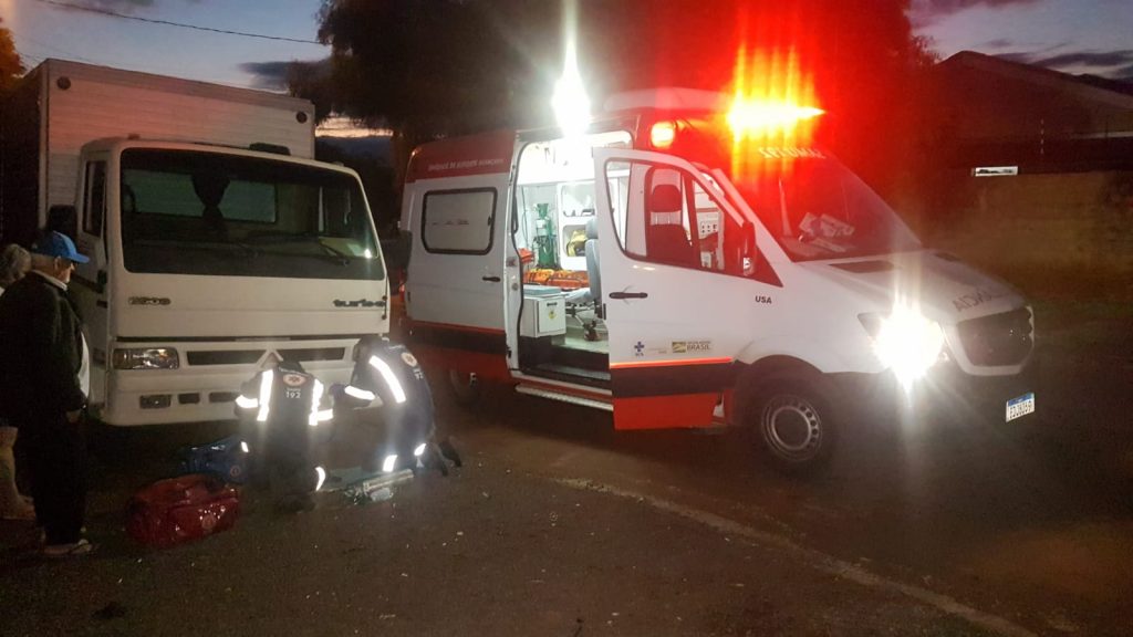 Homem desmaia na calçada e é atendido às pressas por socorristas do Samu no Bairro Esmeralda