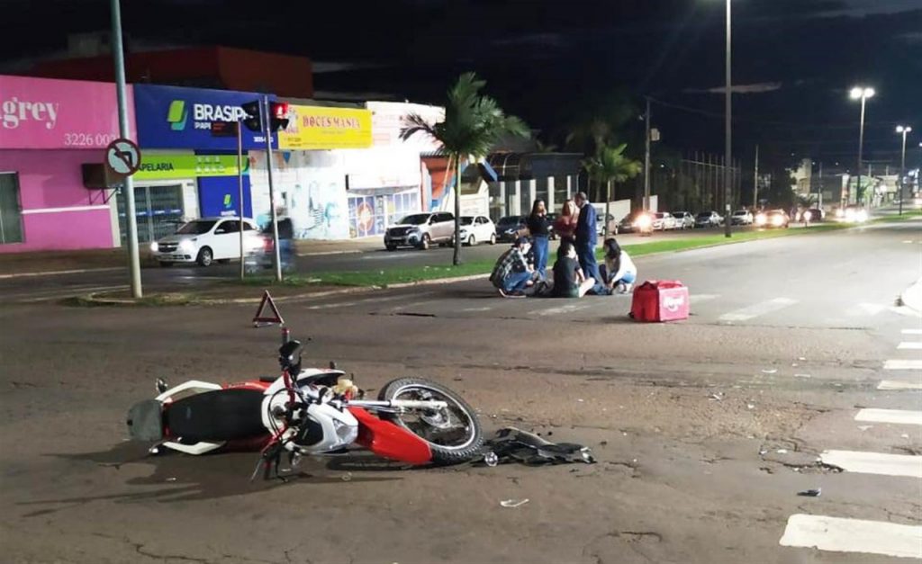 Crossfox e motociclista se envolvem em acidente no Centro; jovem de 24 anos teve afundamento de crânio com a batida