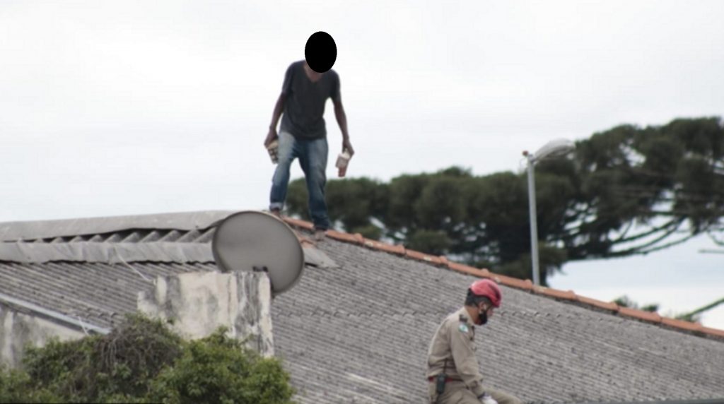 Depois de agredir pessoa com martelo durante assalto, homem sobe em telhado e é detido após quatro horas de negociação Depois de agredir pessoa com martelo durante assalto, homem sobe em telhado e é detido após quatro horas de negociação