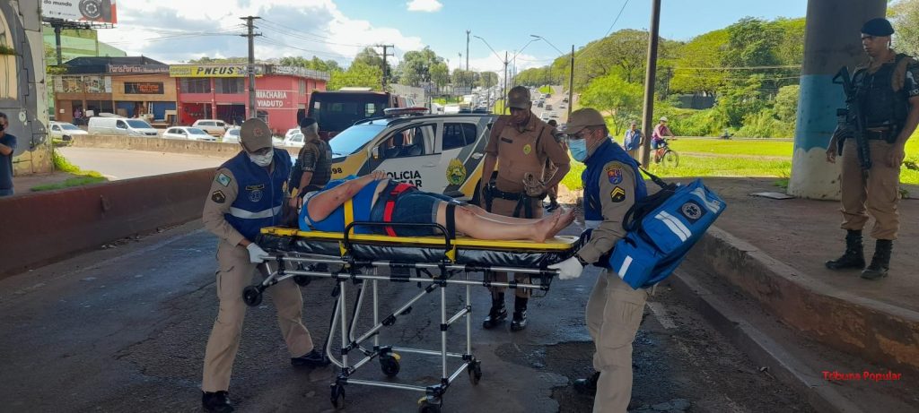 Motociclista é socorrida pelo Siate após queda embaixo do viaduto da Avenida JK, em Foz