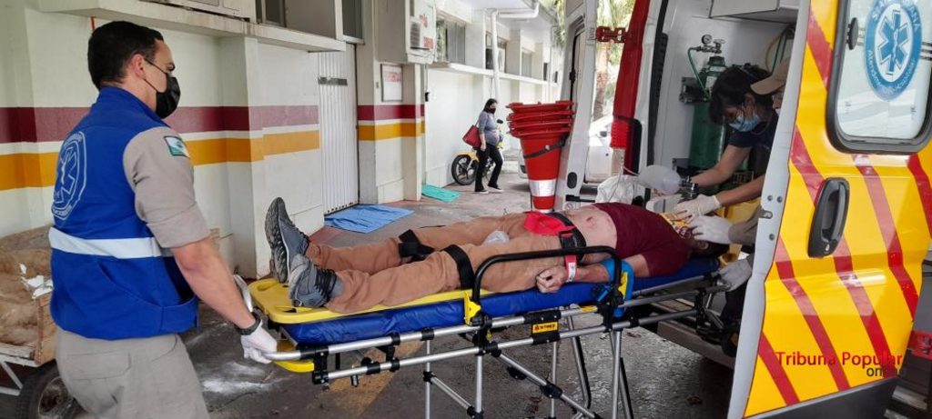 Após cair de andaime, trabalhador fica inconsciente e é socorrido pelo Corpo de Bombeiros em Foz do Iguaçu