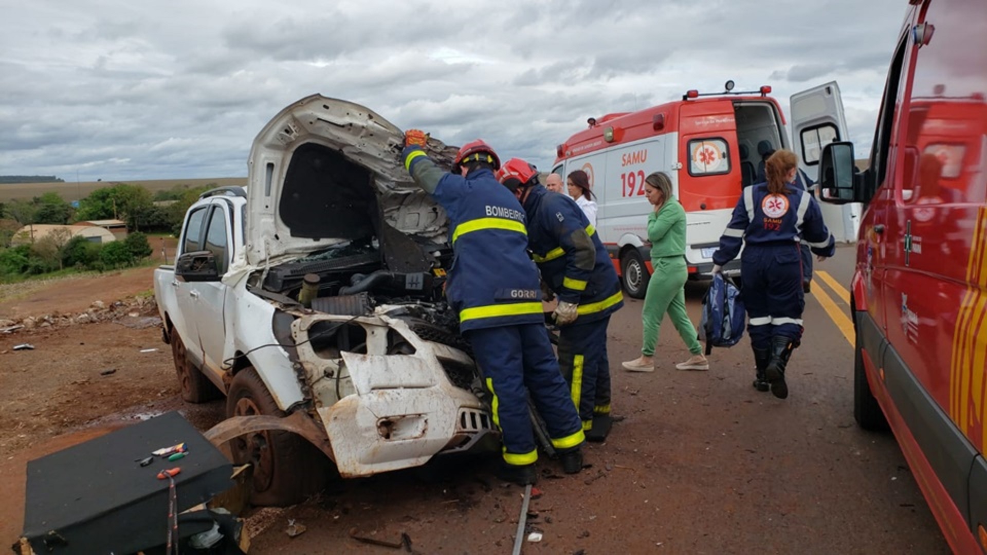 Motorista de caminhonete sofre ferimentos gravíssimo em acidente na rodovia PR 487 Imagem referente a Motorista de caminhonete sofre ferimentos gravíssimo em acidente na rodovia PR 487