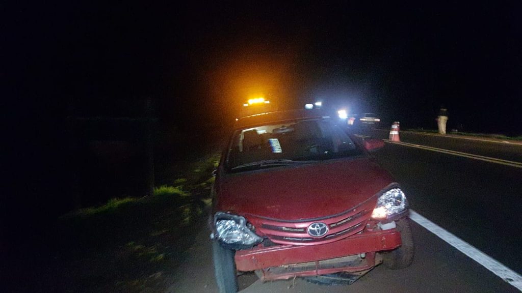 Carro ocupado por três homens sai da pista e tomba às margens da BR-277; PRF e Ecocataratas foram mobilizados