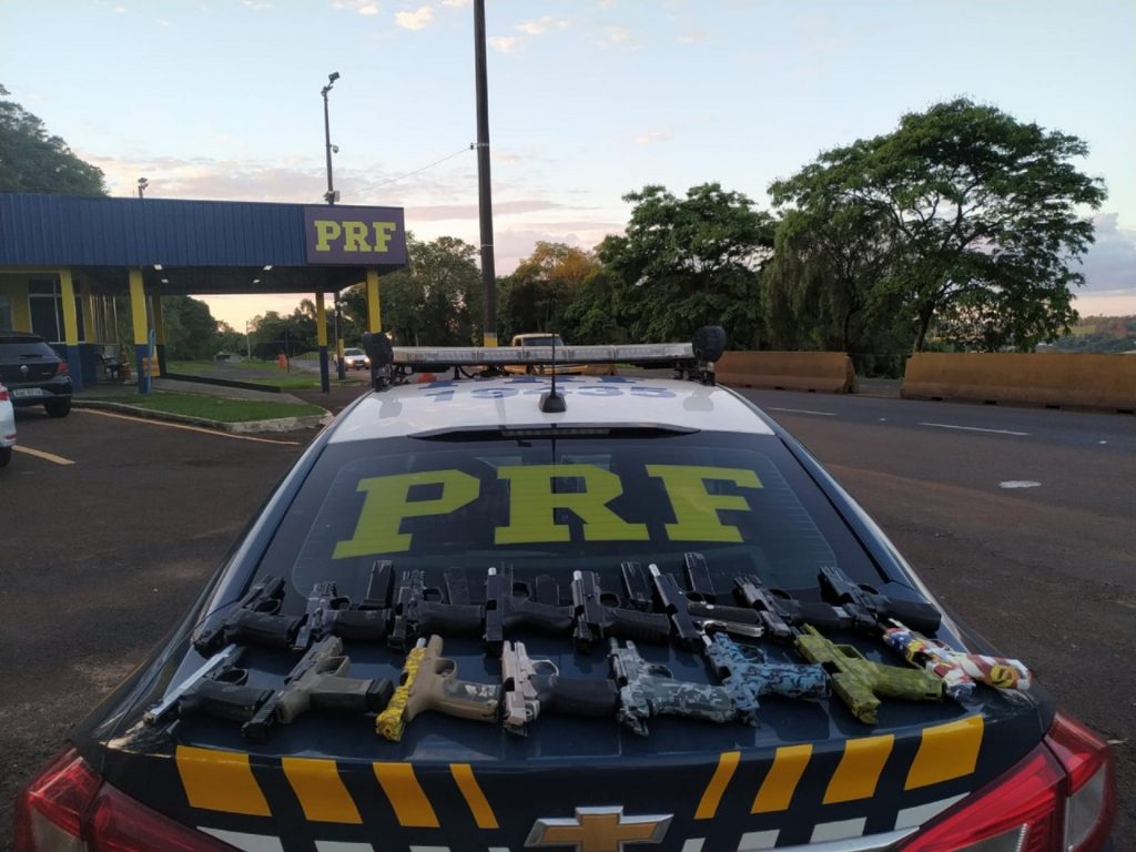 PRF apreende arsenal de 16 pistolas e 20 carregadores ocultos no tanque de combustível de um carro em Céu Azul