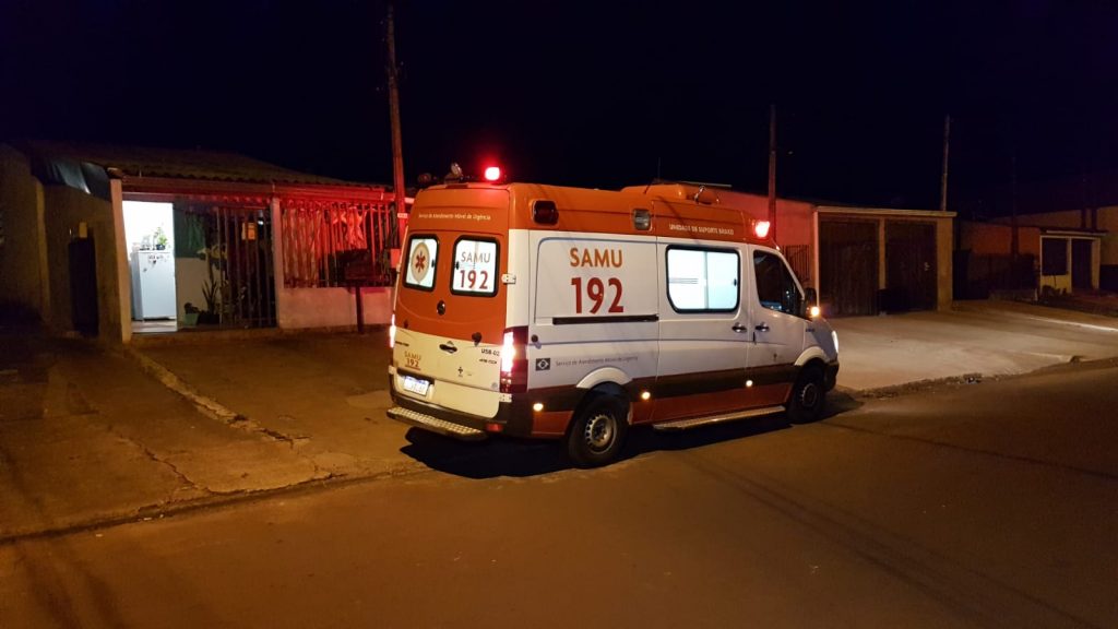 Samu socorre mulher de 55 anos em casa na Rua Jade, no Esmeralda; vítima estaria com suspeita de AVC