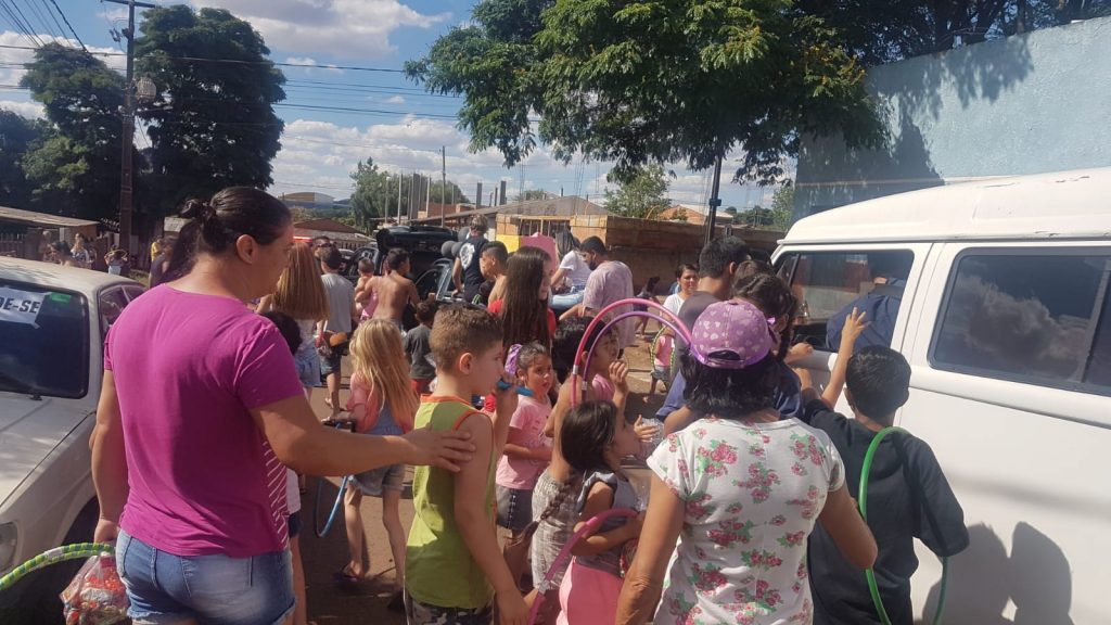 Crianças da região norte recebem doces de órgãos de segurança e Grupo Caveiras Crianças da região norte recebem doces de órgãos de segurança e Grupo Caveiras