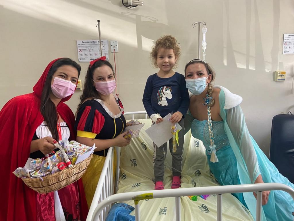 Frozen, Chapeuzinho Vermelho, Branca de Neve e Batman visitam crianças nas UPAs Frozen, Chapeuzinho Vermelho, Branca de Neve e Batman visitam crianças nas UPAs