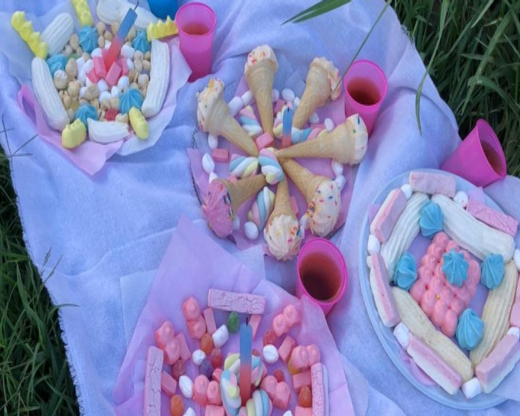 Ritual? Doces são deixados em parquinho na Praça dos Mosaicos Ritual? Doces são deixados em parquinho na Praça dos Mosaicos