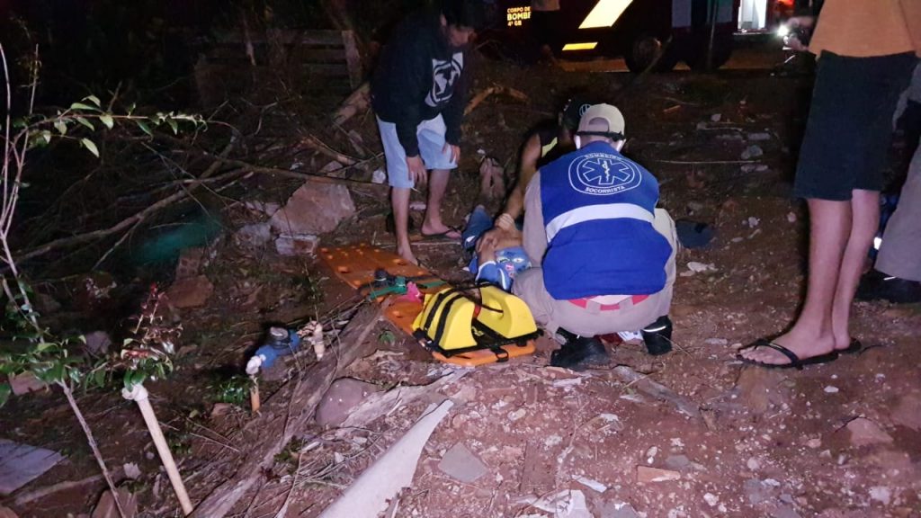 Homem cai, bate a cabeça e é socorrido com sangramento intenso pelo Siate