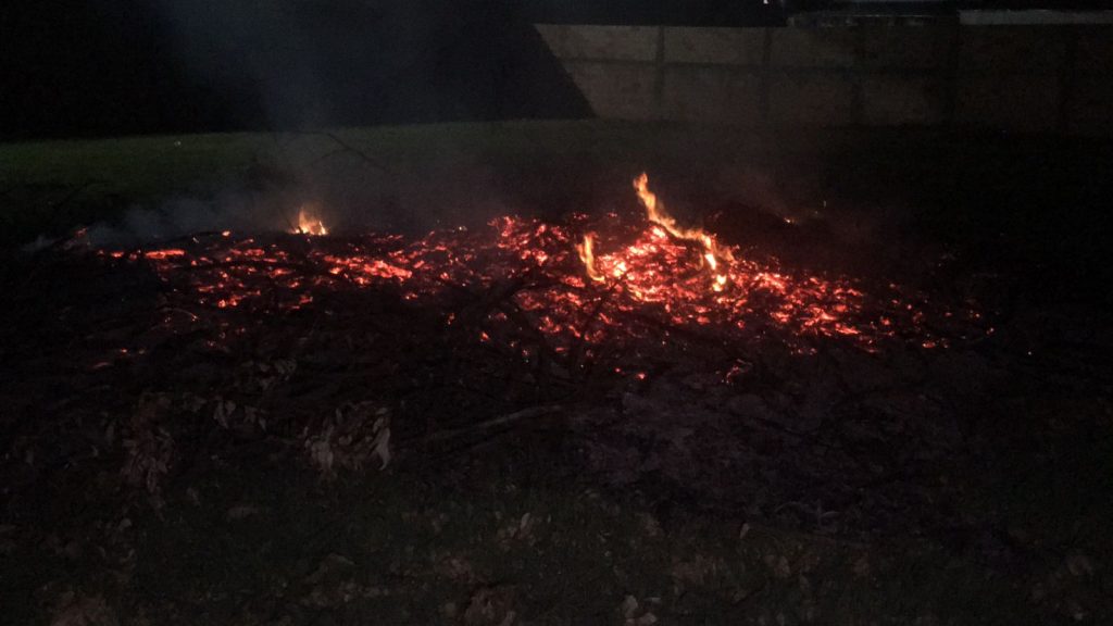 Incêndio em entulhos causa incômodo à moradores em Cascavel