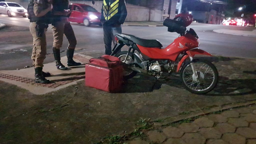 Entregador de aplicativo colide contra viatura da PM no Centro