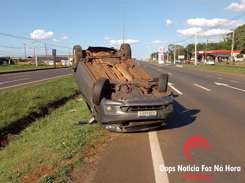 Dois carros e uma moto se envolvem em acidente na BR-277, em Foz do Iguaçu; um dos veículo acabou capotando