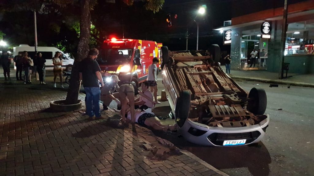 Após colidir em moto e fugir, condutor de Peugeot causa segunda colisão com outros dois carros no Centro; um deles capotou