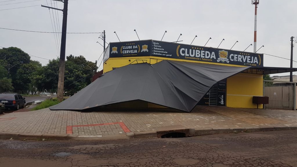 Fachada de empresa é derrubada durante chuva registrada em Cascavel Fachada de empresa é derrubada durante chuva registrada em Cascavel